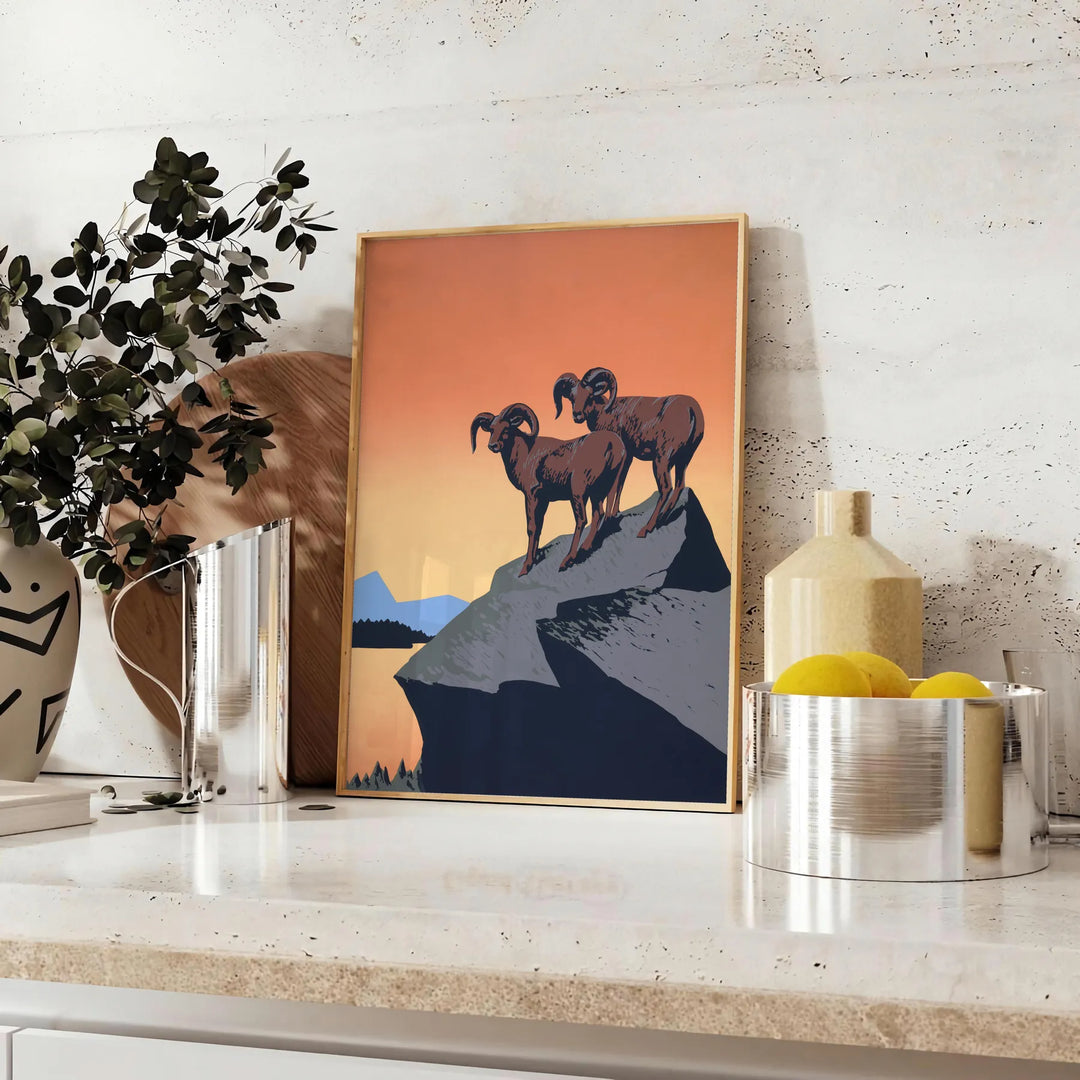 Ένας στιλιζαρισμένος ιβέκς που στέκεται σε βραχώδη έδαφος με πράσινους και μαύρους τόνους - σε πάγκο με ευκάλυπτο και μπολ λεμόνια