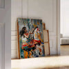 Pintura al óleo en impasto abstracto con tonos verdes y grises - apoyado en un suelo de espiga contra una pared de molduras