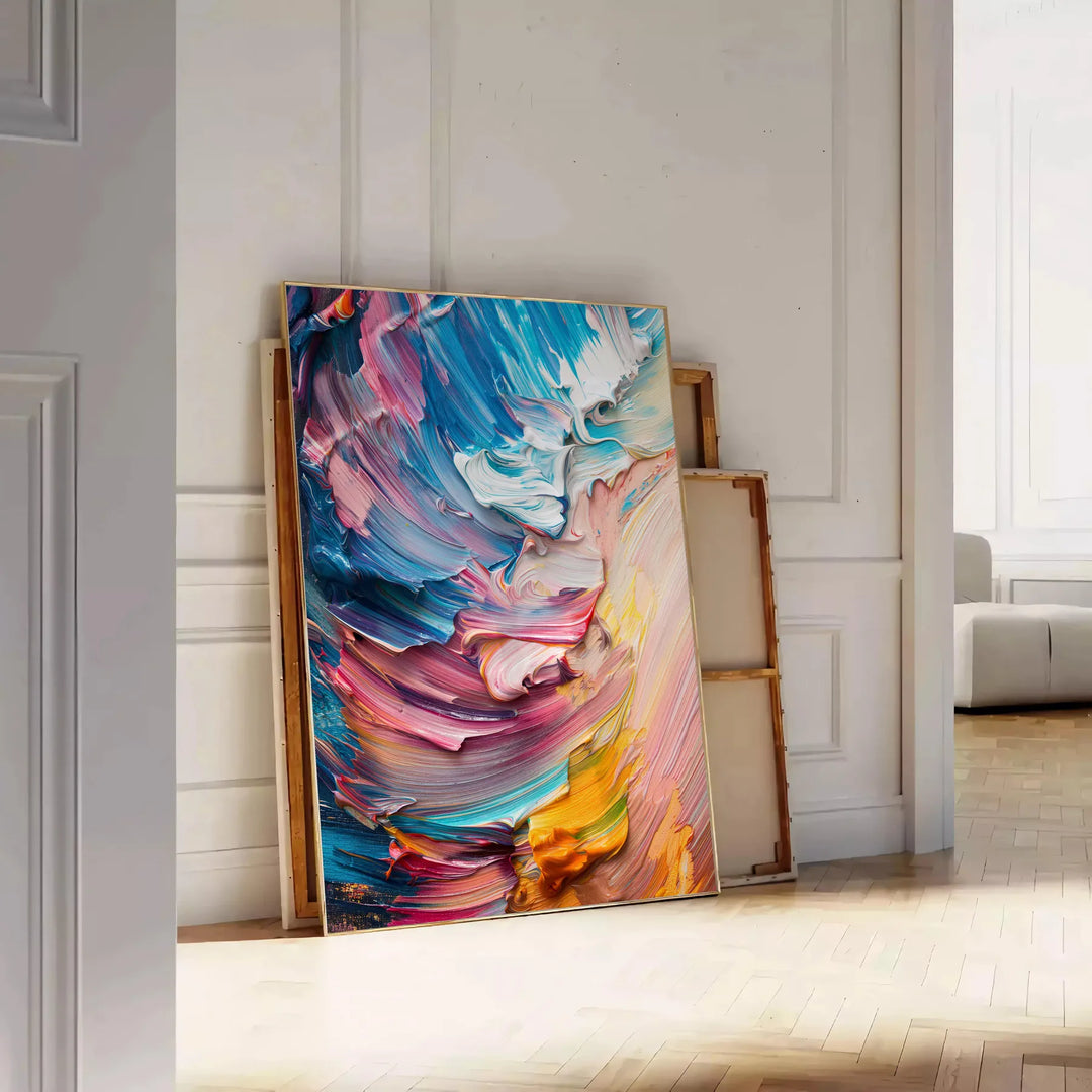 Pintura al óleo en impasto abstracta con ricos verdes y azules - apoyado en un suelo de espiga contra una pared de molduras