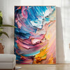 Pintura al óleo en impasto abstracta con ricos verdes y azules - en una habitación luminosa y minimalista con planta y sillón