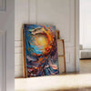 Pintura al óleo en impasto abstracto con remolinos verdes y naranjas - apoyado en un suelo de espiga contra una pared de molduras