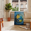 Pintura a óleo em impasto com tons texturizados de verde e azul - numa sala parisiense com sofá e um ficus