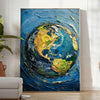 Pintura a óleo em impasto com tons texturizados de verde e azul - num quarto luminoso e minimalista com planta e poltrona