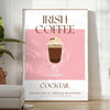 Ilustración de un cóctel de café irlandés en tonos marrones y naranjas ricos - en una habitación luminosa y minimalista con planta y sillón