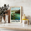 Το όρος Φούτζι περιτριγυρισμένο από πράσινους λόφους και γκρίζες νεφώσεις σε ένα ήρεμο τοπίο - σε πάγκο με ευκάλυπτο και μπολ λεμόνια