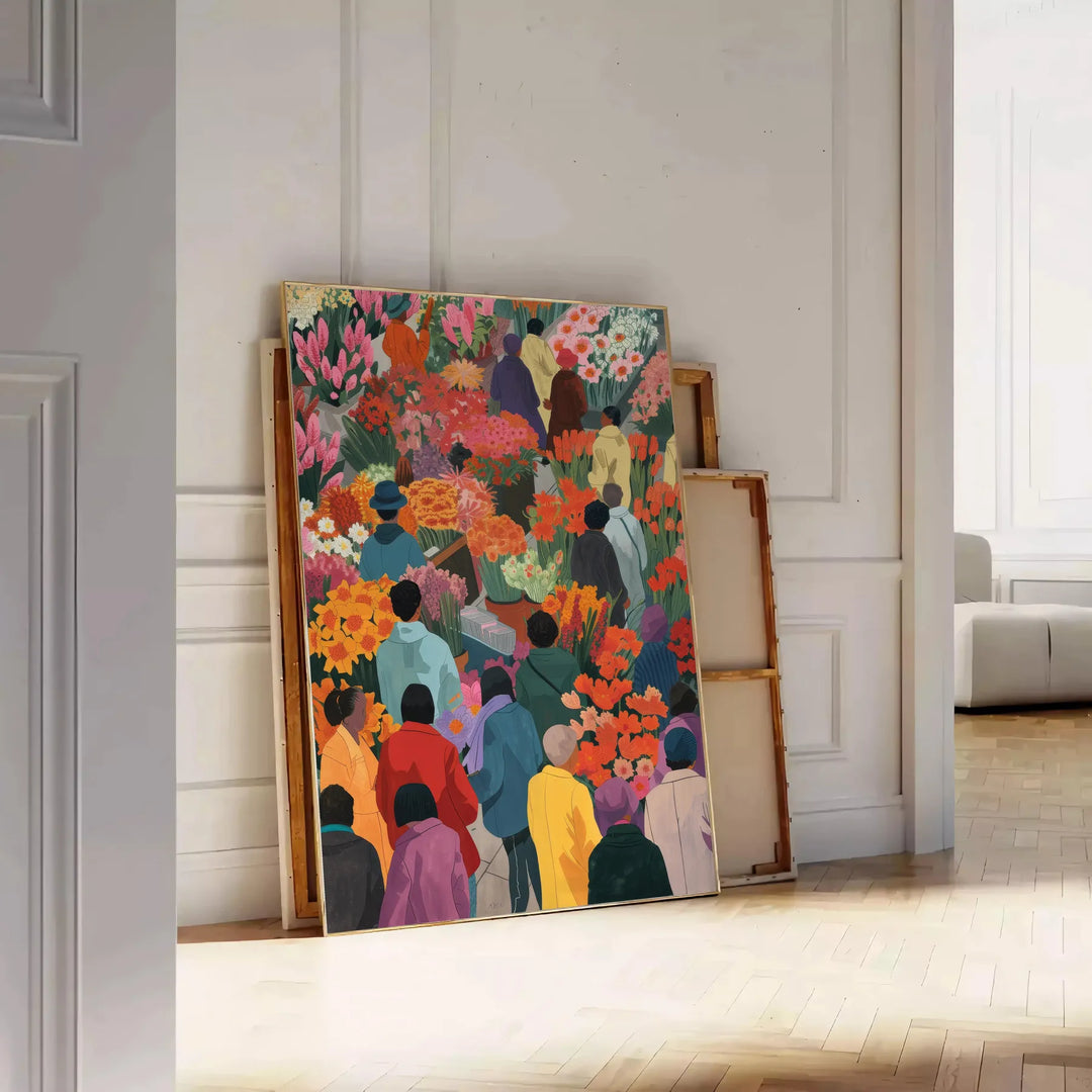 Japanische Kunstdruck mit traditionellen Motiven in Grau- und Grüntönen - an eine weiße Paneelwand gelehnt auf Fischgrätparkett