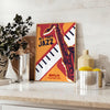 Músicos de jazz abstratos se apresentando com cores pretas e laranjas vibrantes - sobre uma bancada com eucalipto e uma taça de limões