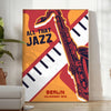 Músicos de jazz abstratos se apresentando com cores pretas e laranjas vibrantes - num quarto luminoso e minimalista com planta e poltrona