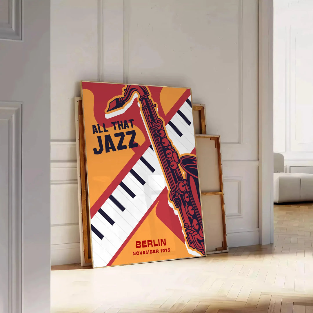 En djärv jazzfestivalaffisch med dynamiska orange och svarta färger - lutad mot en panelvägg på fiskbensgolv
