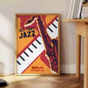 En djärv jazzfestivalaffisch med dynamiska orange och svarta färger - bredvid ett runt sidobord i trä med böcker
