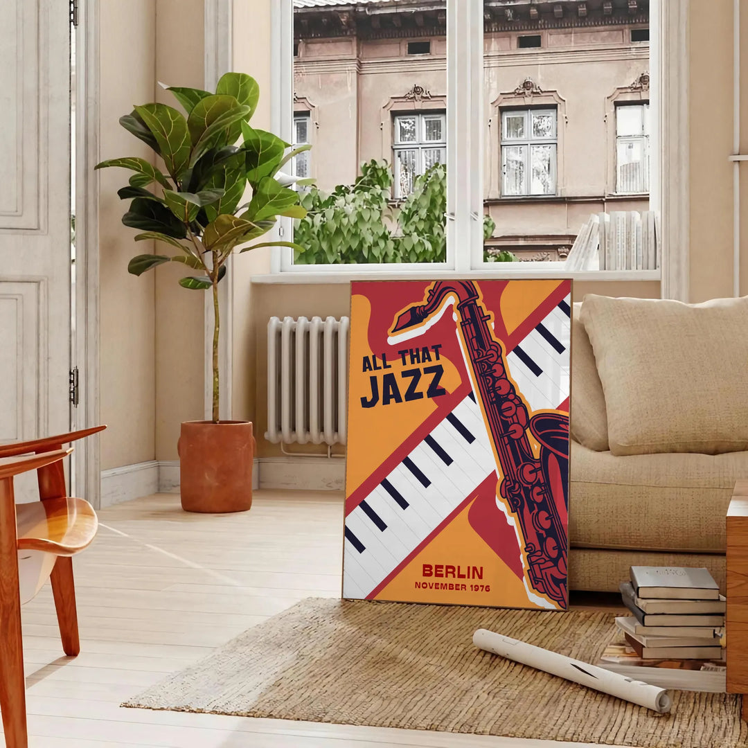 En djärv jazzfestivalaffisch med dynamiska orange och svarta färger - i ett parisiskt vardagsrum med soffa och en fikus