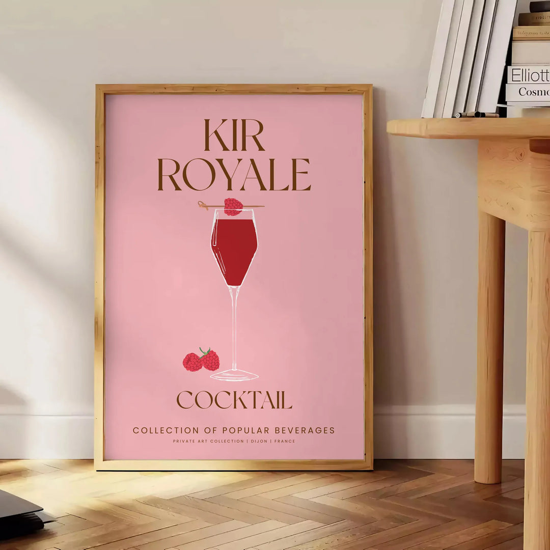 Ilustração de um coquetel Kir Royale em tons de roxo e cinza - ao lado de uma mesa de apoio redonda em madeira com livros