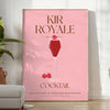 Ilustração de um coquetel Kir Royale em tons de roxo e cinza - num quarto luminoso e minimalista com planta e poltrona