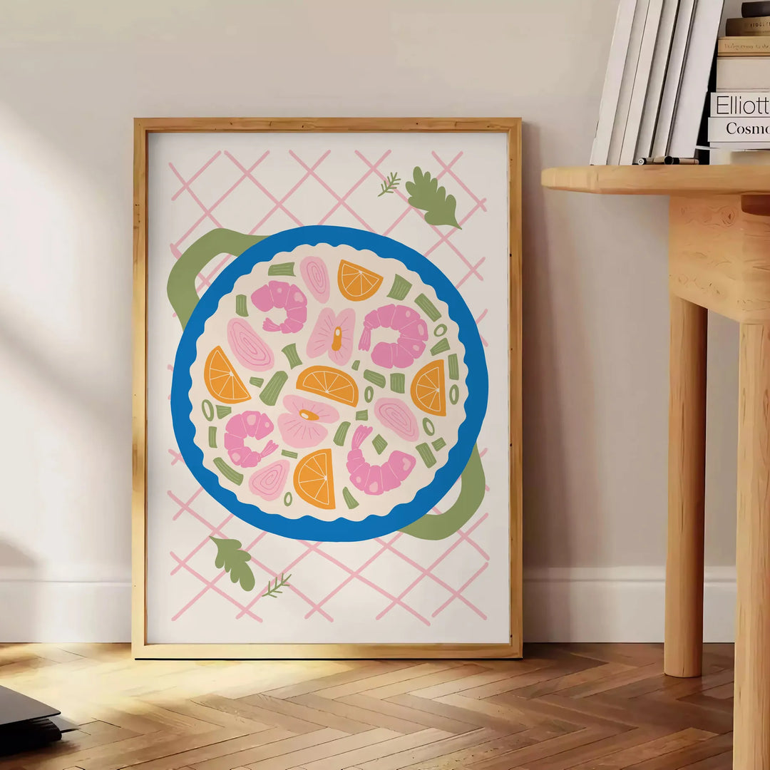 Illustration av ett kök med gröna och blå nyanser, med kulinariska inslag - bredvid ett runt sidobord i trä med böcker