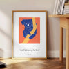 affiche koala vibrante nuances orange bleu intérieur cadeau une touche exotisme chaleur espace disponible A4 cm A0 - à côté d'une table d'appoint ronde en bois avec des livres