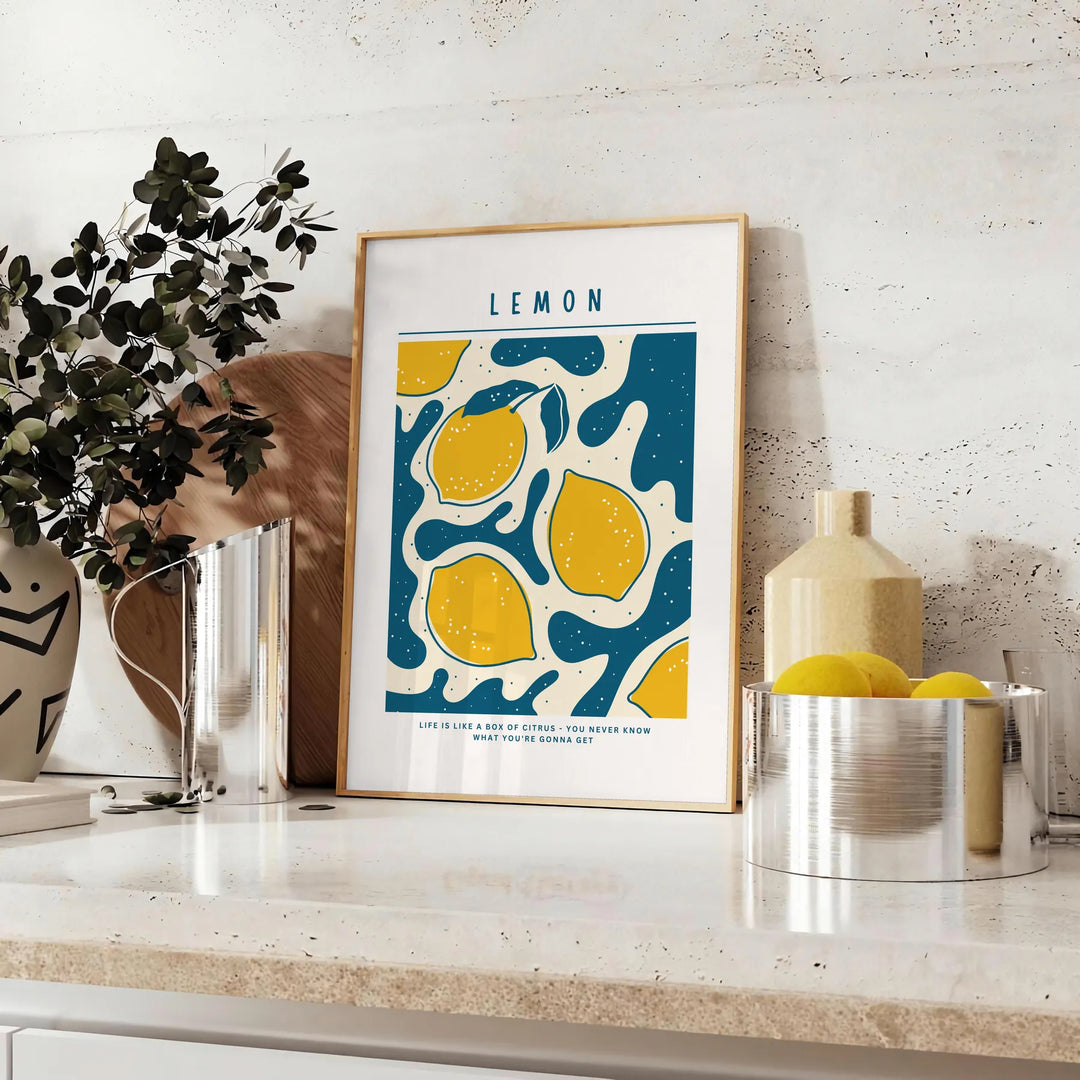 En ljus citronillustration på en grå bakgrund med orange accenter - på en bänk med eukalyptus och en skål citroner