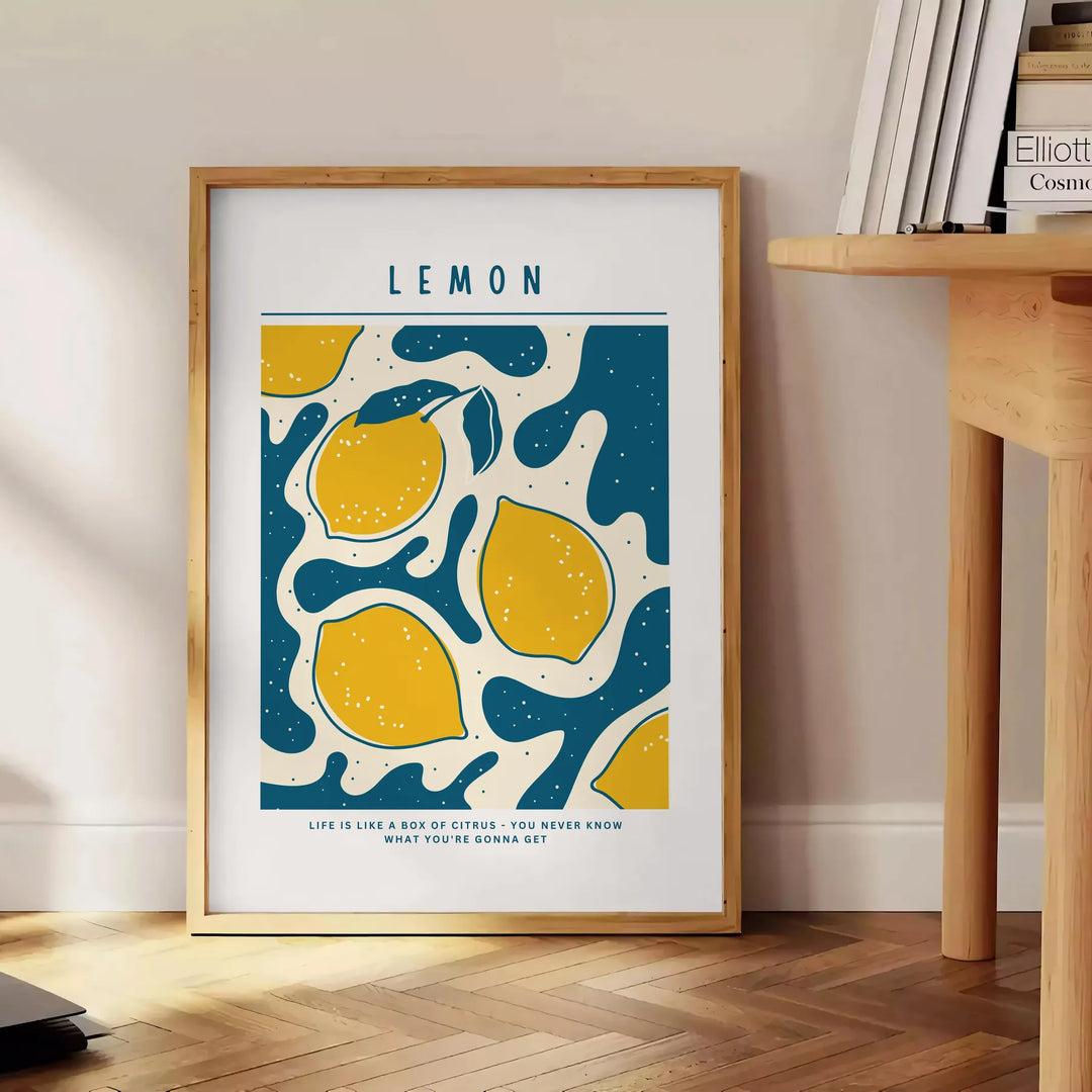 En ljus citronillustration på en grå bakgrund med orange accenter - bredvid ett runt sidobord i trä med böcker