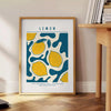 En ljus citronillustration på en grå bakgrund med orange accenter - bredvid ett runt sidobord i trä med böcker
