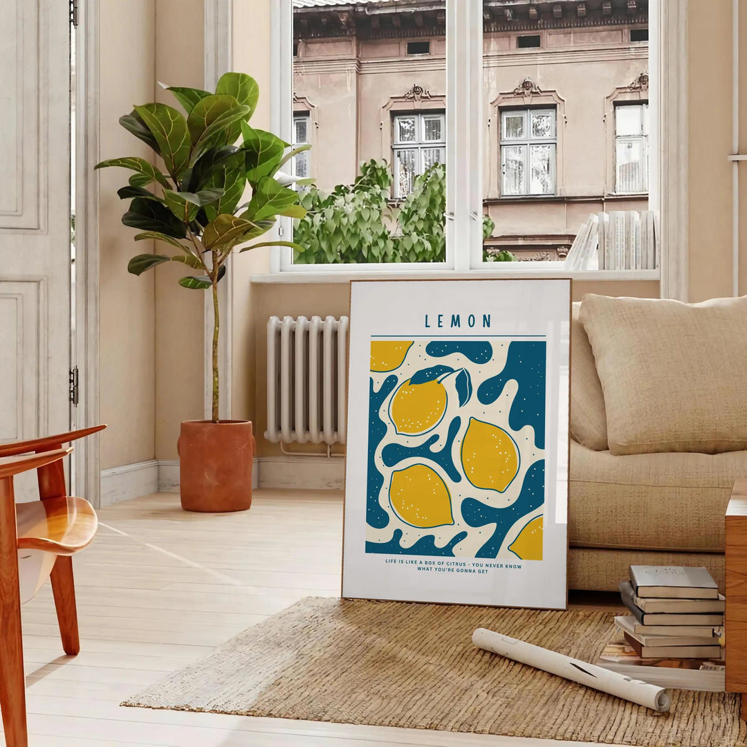 En ljus citronillustration på en grå bakgrund med orange accenter - i ett parisiskt vardagsrum med soffa och en fikus