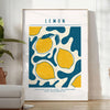 En ljus citronillustration på en grå bakgrund med orange accenter - i ett ljust minimalistiskt rum med växt och fåtölj