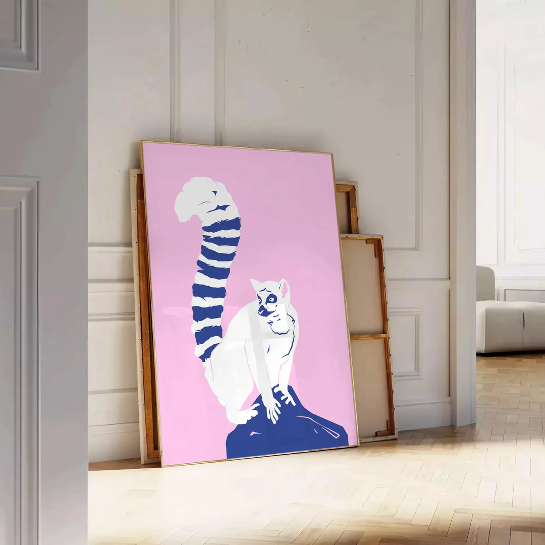 Un lémurien perché sur une branche, entouré de tons doux de gris et de bleu - posée sur un parquet à chevrons contre un mur à moulures