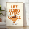 Stampa da cucina con la frase 'La vita inizia dopo il caffè' in arancione e verde - in una stanza luminosa e minimalista con pianta e poltrona