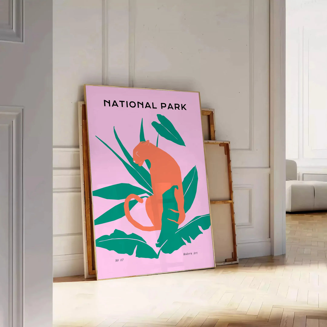 Un visage de lion en nuances de gris et d'orange, montrant son expression féroce - posée sur un parquet à chevrons contre un mur à moulures