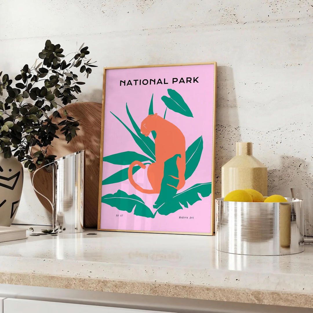 Un visage de lion en nuances de gris et d'orange, montrant son expression féroce - sur un plan de travail avec eucalyptus et coupe de citrons