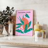 Un visage de lion en nuances de gris et d'orange, montrant son expression féroce - sur un plan de travail avec eucalyptus et coupe de citrons