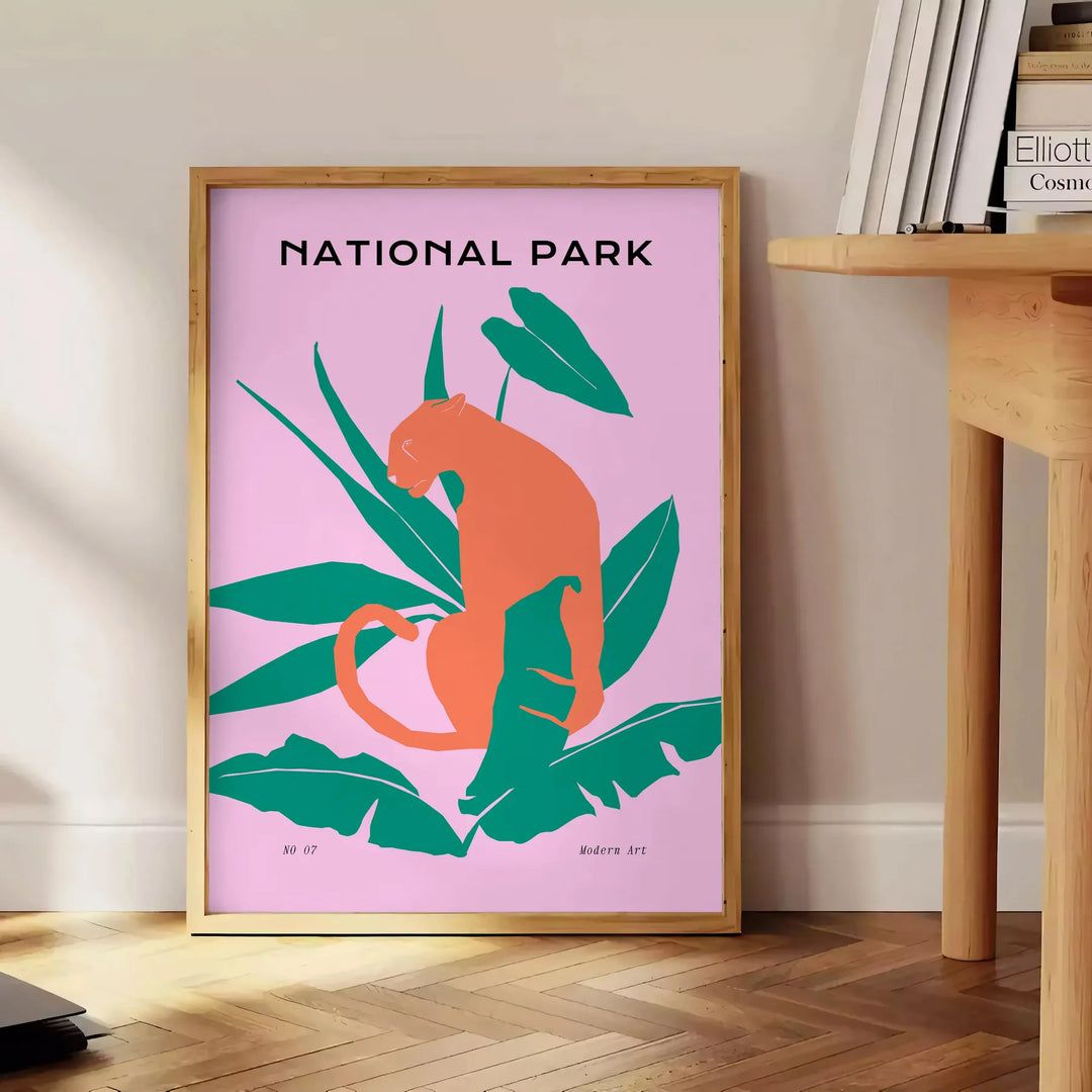 Un visage de lion en nuances de gris et d'orange, montrant son expression féroce - à côté d'une table d'appoint ronde en bois avec des livres