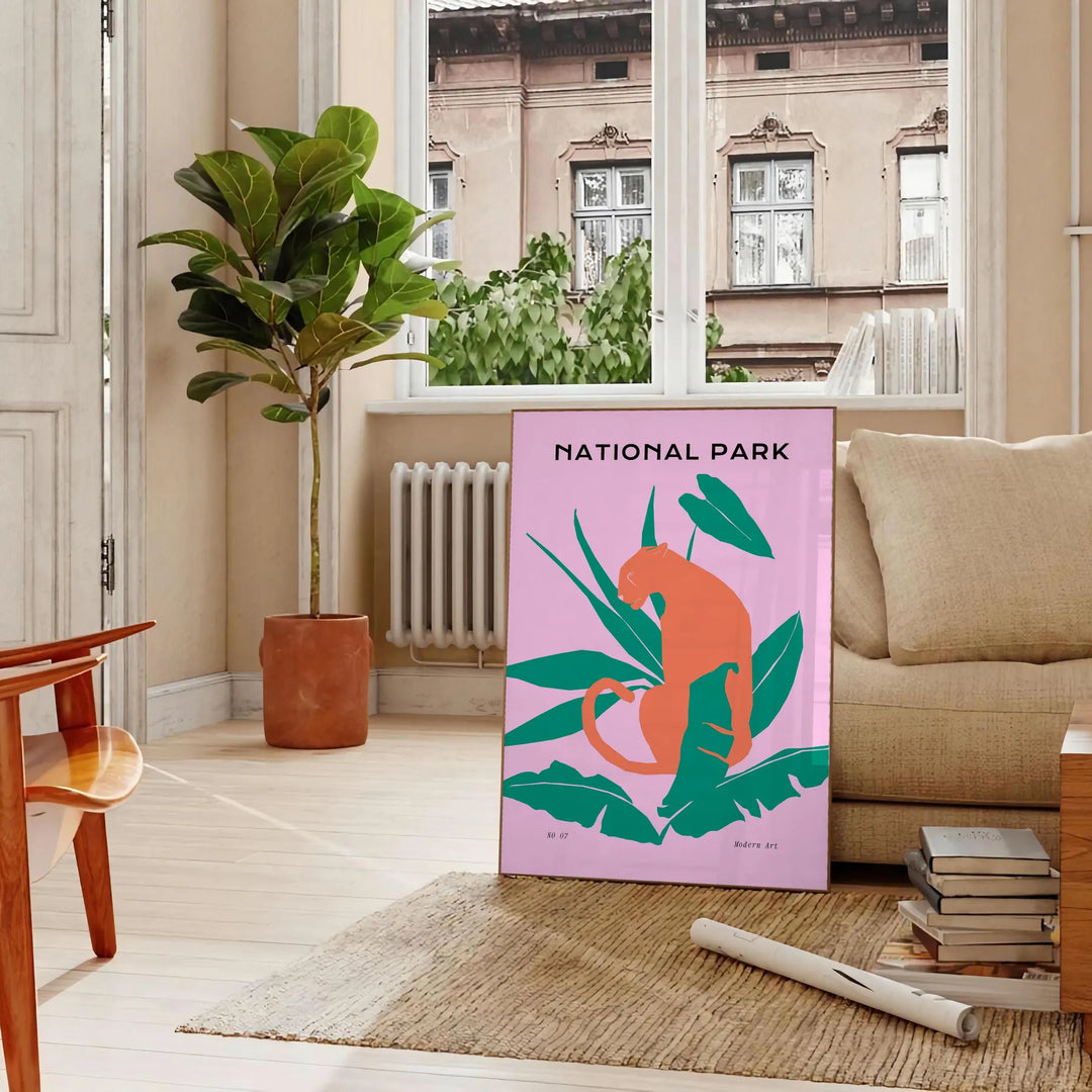 Un visage de lion en nuances de gris et d'orange, montrant son expression féroce - dans un salon parisien avec canapé et ficus