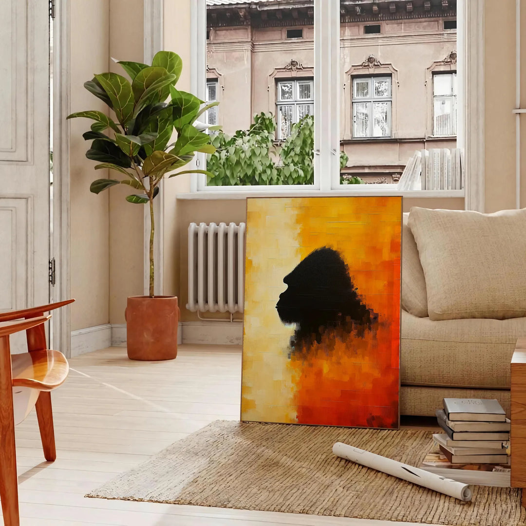 Une représentation réaliste du visage d'un lion avec des tons gris et verts - dans un salon parisien avec canapé et ficus