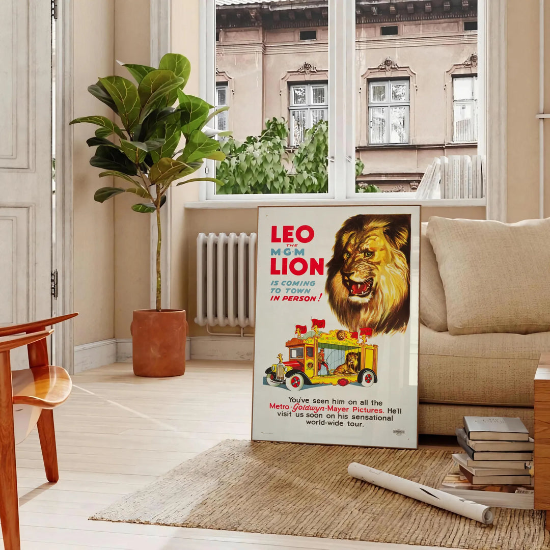 En stiliserad lejonillustration i jordnära bruna och gula nyanser, som framkallar ett safaritema - i ett parisiskt vardagsrum med soffa och en fikus