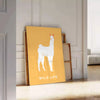 Un lama ludique illustré dans des teintes orange et jaune - posée sur un parquet à chevrons contre un mur à moulures