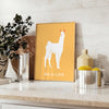Un lama ludique illustré dans des teintes orange et jaune - sur un plan de travail avec eucalyptus et coupe de citrons