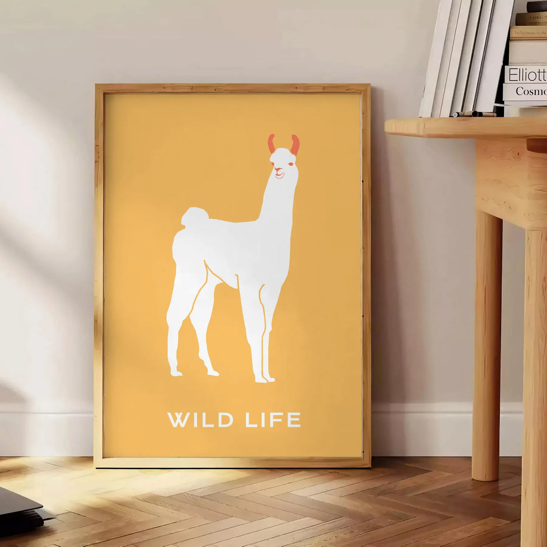 Un lama ludique illustré dans des teintes orange et jaune - à côté d'une table d'appoint ronde en bois avec des livres