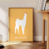 Un lama ludique illustré dans des teintes orange et jaune - à côté d'une table d'appoint ronde en bois avec des livres