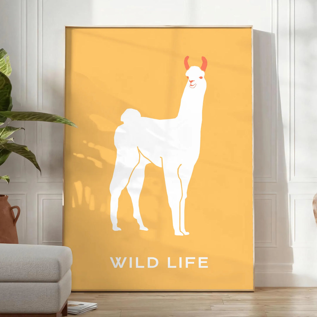 Un lama ludique illustré dans des teintes orange et jaune - dans une pièce lumineuse épurée avec plante et fauteuil