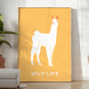 Un lama ludique illustré dans des teintes orange et jaune - dans une pièce lumineuse épurée avec plante et fauteuil