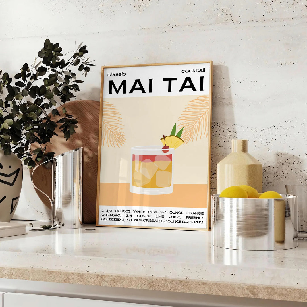 Illustrazione di un cocktail Mai Tai con elementi tropicali e una palette di colori giallo e nero - su un piano con eucalipto e una ciotola di limoni