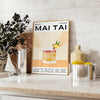 Illustrazione di un cocktail Mai Tai con elementi tropicali e una palette di colori giallo e nero - su un piano con eucalipto e una ciotola di limoni