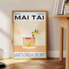 Illustrazione di un cocktail Mai Tai con elementi tropicali e una palette di colori giallo e nero - accanto a un tavolino rotondo in legno con libri