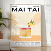 Illustrazione di un cocktail Mai Tai con elementi tropicali e una palette di colori giallo e nero - in una stanza luminosa e minimalista con pianta e poltrona
