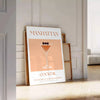 Illustrazione stilizzata di un cocktail Manhattan con tonalità arancioni e nere - appoggiato su un pavimento a spina di pesce contro una parete a pannelli