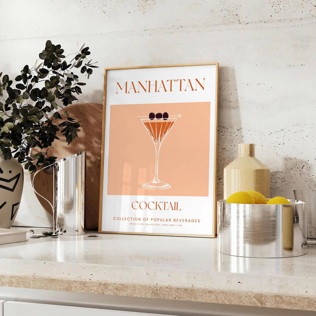 Illustrazione stilizzata di un cocktail Manhattan con tonalità arancioni e nere - su un piano con eucalipto e una ciotola di limoni