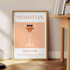 Illustrazione stilizzata di un cocktail Manhattan con tonalità arancioni e nere - accanto a un tavolino rotondo in legno con libri