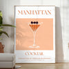 Illustrazione stilizzata di un cocktail Manhattan con tonalità arancioni e nere - in una stanza luminosa e minimalista con pianta e poltrona