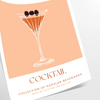 Illustrazione stilizzata di un cocktail Manhattan con tonalità arancioni e nere
