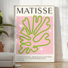 Abstrakcyjne kształty w zieleni i różu, inspirowane stylem Matisse'a - w jasnym minimalistycznym pokoju z rośliną i fotelem
