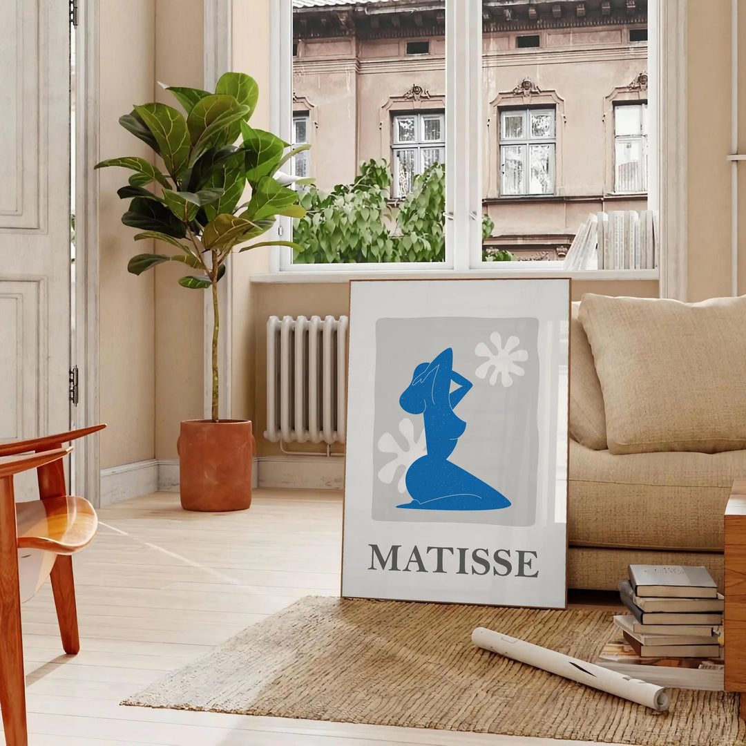 Poster Matisse di ritagli di carta con composizione astratta organica - in un soggiorno parigino con divano e un ficus